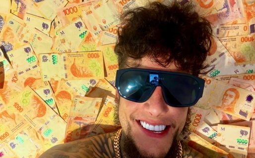 Alex Caniggia posó en una cama con billetes de $1000 y en las redes se burlaron