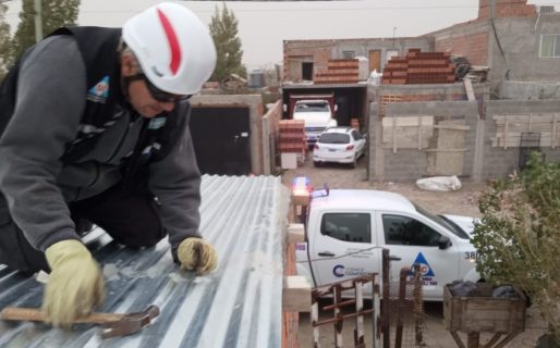 Las ráfagas alcanzaron los 124km/h: se reportaron voladura de techos, caída de postes, chispazos y cortes de luz