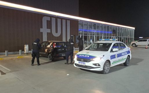 La policía secuestró un auto que estaba estacionado en una estación de servicio de km. 8