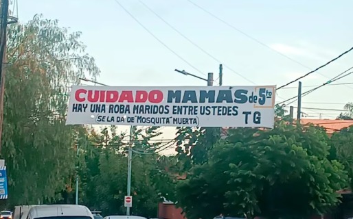 “Cuidado mamás, hay una roba maridos”: el curioso pasacalles que apareció colgado en un colegio