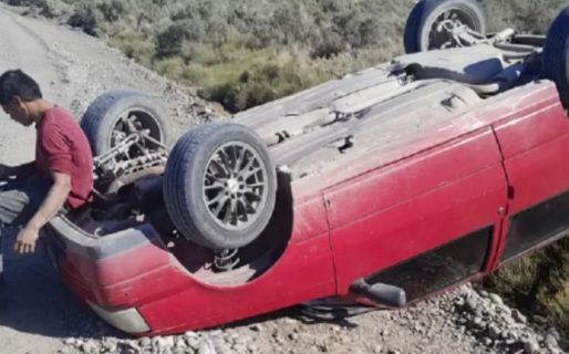 Volcó y terminó con heridas en un brazo