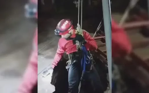 Dramático rescate de un hombre que se cayó dentro de un pozo ciego de 4 metros de profundidad