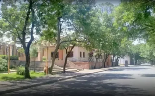 Un mujer le dejó a su bebé a un desconocido en una plaza, volvió después de tres horas y la detuvieron