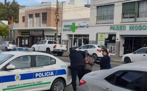 Intentó robar dos perfumes de una farmacia de Km.3 y fue detenido