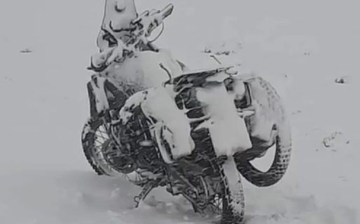 Rescataron a un motociclista que había quedado atrapado por la nieve