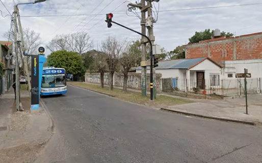 Un jubilado mató a un ladrón que intentó robarle el auto a su hija: fue detenido por exceso en la legítima defensa