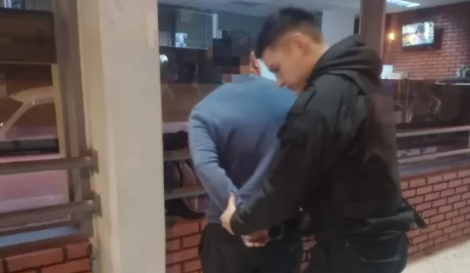 Simuló tener un arma de fuego para intentar robar un kiosco