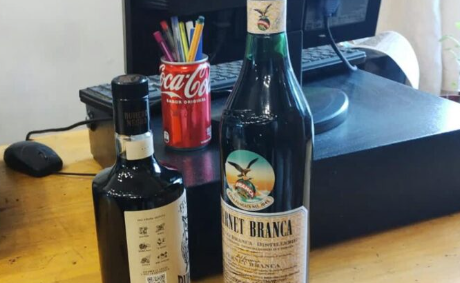 Robó 2 botellas de Fernet e intentó ocultarse en una verdulería