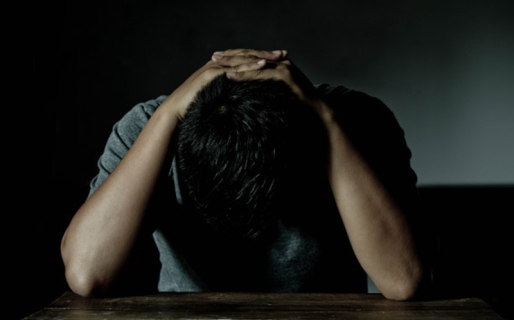 Policía dice que duerme en un auto porque la ex pareja se quedó con su casa