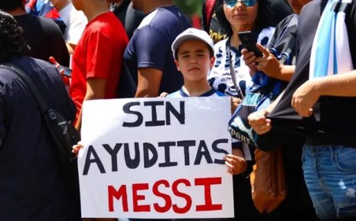El cartel contra Lionel Messi en Monterrey que generó la bronca de Luis Suárez