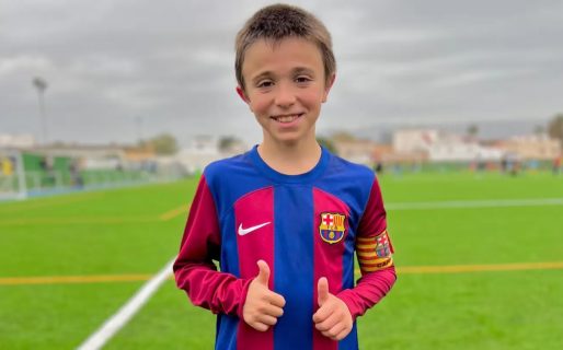 Tiene 10 años, juega en Barcelona y duerme con una foto de Messi: el nene que sueña con la Selección