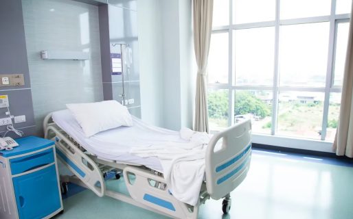 Un hombre intentó degollar a su pareja después de dar a luz