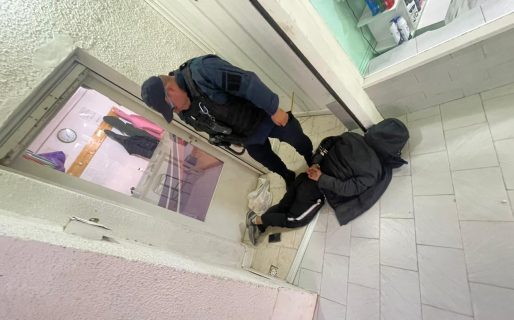 Ingresó a una escuela de danza y le robó el celular a una alumna: estaba armado