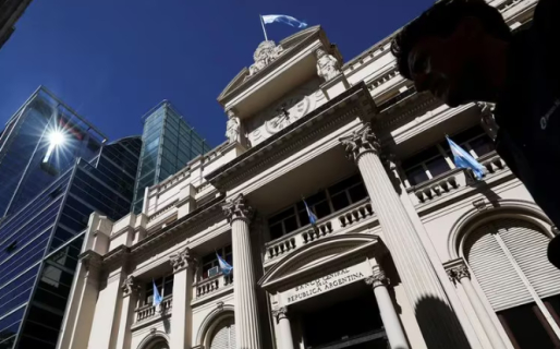 Los especialistas que consulta el Banco Central proyectan una inflación del 2,2% en octubre y del 29,6% para todo 2025