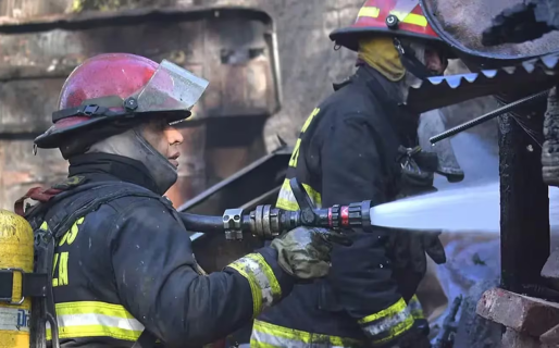 Un nene jugaba con un encendedor, quemó un peluche y desató un incendio en su departamento