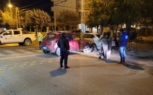 Manejaba borracho y chocó contra un auto estacionado