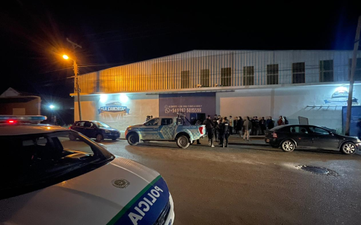 La policía clausuró un salón y retiró a 60 personas de una fiesta