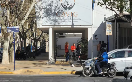 Amenazó a su ex suegra con un fierro, mordió a un policía y rompió un patrullero, pero no irá preso