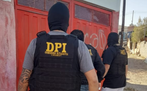 Allanaron el domicilio de un menor de 17 años por un robo en el San Cayetano