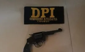 La policía incautó seis armas de fuego en allanamientos simultáneos