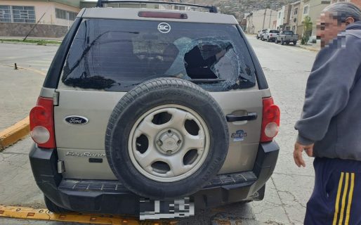 Le rompió la luneta a una camioneta estacionada y quedó detenido