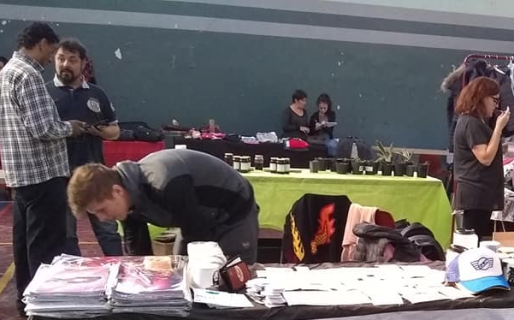 Se hace pasar por la organizadora de una feria y pretende cobrar stands