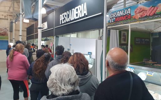 Cruzan toda la ciudad para encontrar ofertas en un Mercado Comunitario