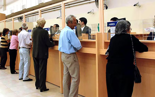 El Gobierno corrigió el decreto para que los jubilados cobren con la nueva fórmula el bono de 70 mil pesos