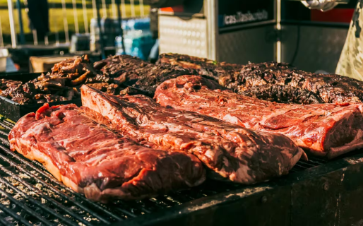 Menos asado, menos botellas: en la primera parte del año cayó fuerte el consumo de carne y también de vino