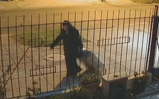 Video: el escalofriante momento en el que una religiosa trasladó el cuerpo de su mejor amiga en una valija