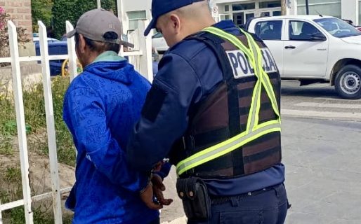 Detuvieron a un sujeto que tenía pedido de captura y caminaba por Barrio Roca
