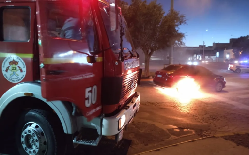 Su vehículo se incendió mientras circulaba por Hipólito Yrigoyen