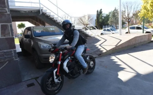Le robaron una costosa moto a Massoni en su casa