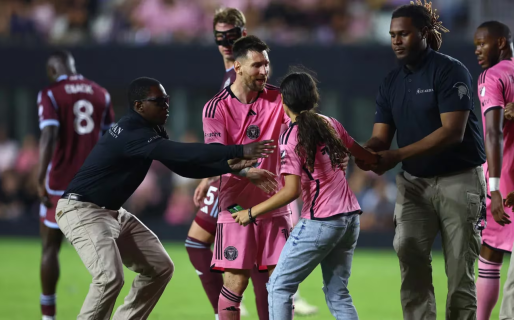 El tierno gesto de Messi con una hincha de Inter Miami que se metió al campo de juego para saludarlo
