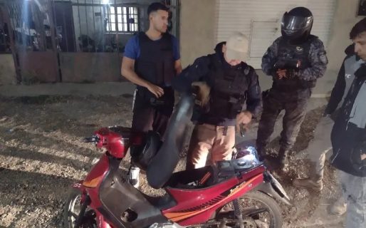 Circulaba en una moto sin documentación y que estaba dada de baja