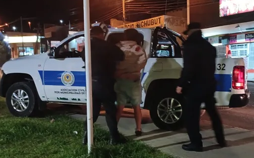 Un joven ebrio insultó e incitó a una pelea en una parada de colectivo