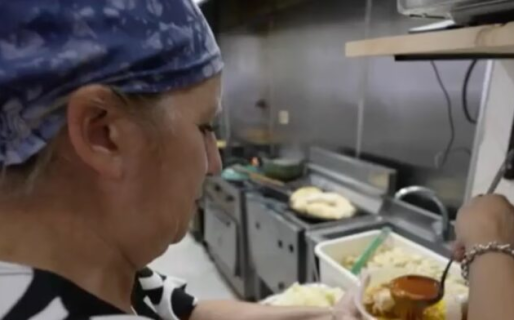 Un restaurante contrata solamente a jubilados para que puedan llegar a fin de mes