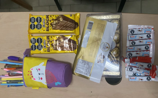 Dos menores intentaron robar útiles escolares y chocolates de un supermercado