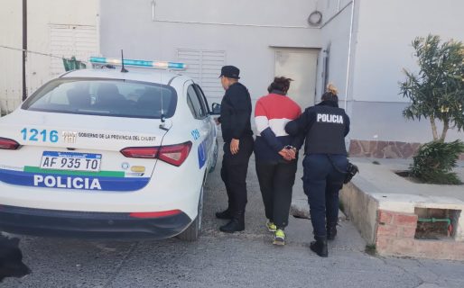 Una pareja cargaba un televisor por la vía y fue detenida por presunto robo