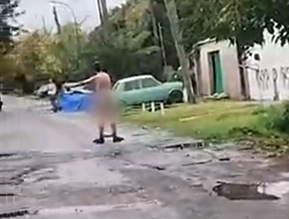 Un hombre acusado de haber secuestrado a su familia en su propio hogar fue detenido tras desnudarse en la calle