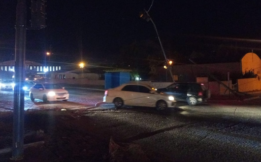 El semáforo de la Fray Luis Beltrán, que todavía no funciona, fue derribado en un accidente