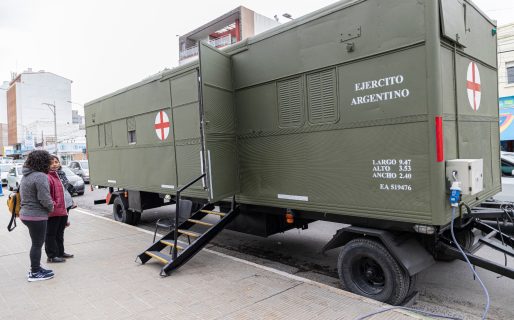 Salud fortalece la vacunación con el tráiler del Ejército en el Centro