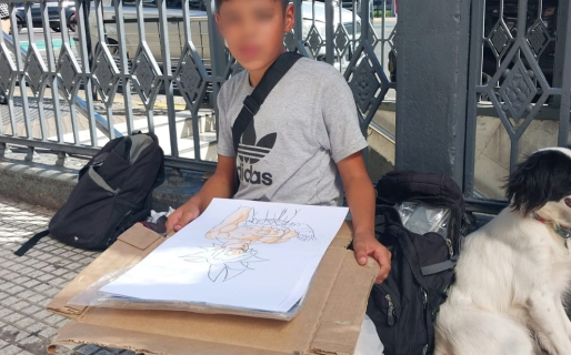 Tiene 12 años, duerme en una galería y vende dibujos para mantener a su familia