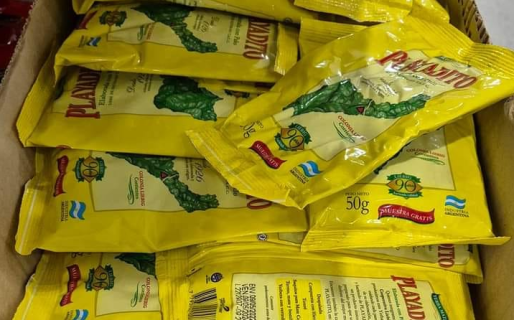 Una marca vende un paquete de yerba mega económico que rinde para un solo mate