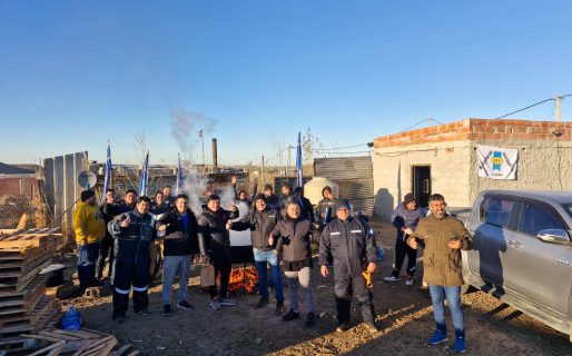 Trabajadores petroleros hicieron un locro solidario para los vecinos de la zona del Faro