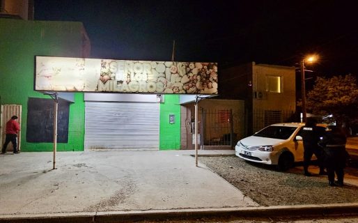 A punta de pistola, robaron la recaudación de una verdulería y escaparon