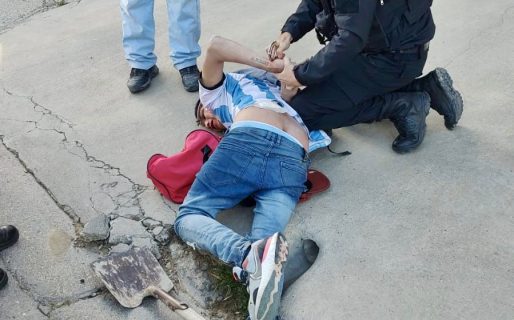 Intentó robar una pala y el dueño lo redujo hasta que llegó la policía