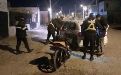 Manejaba un moto sin seguro obligatorio y con la patente cambiada