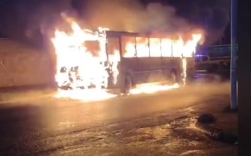 «Olor raro», evacuación rápida y daños totales: lo que se sabe del colectivo incendiado