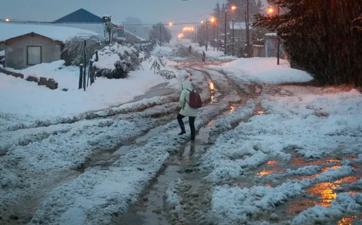 Bariloche bajo nieve: murió un bebé recién nacido y las clases siguen suspendidas por el temporal que comenzó el viernes